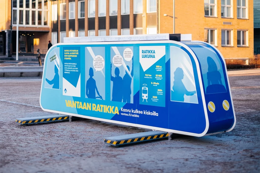 Ratikan näköinen infotaulu kertoo ohikulkijoille tietoa Vantaan ratikkahankkeesta.