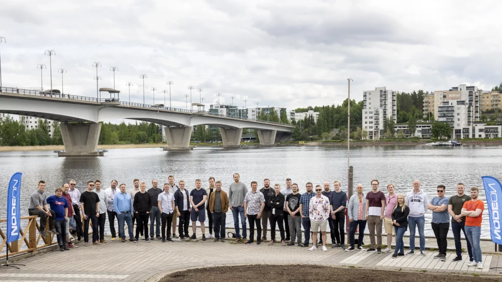 Nodeonilaisten ryhmäkuva Jyväskylän Kuokkalan sillan edustalla.