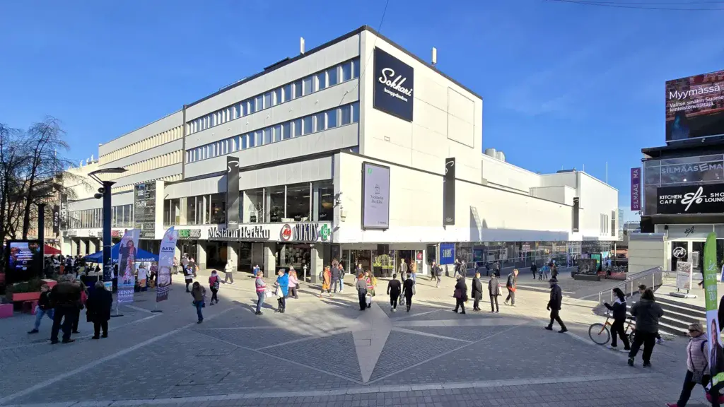 Liikennettä Jyväskylän keskustan Kompassin risteyksessä.