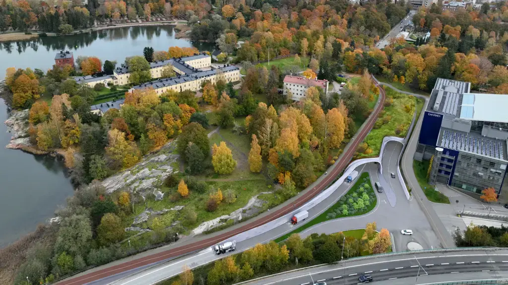Satamatunnelin pohjoinen suuaukko Lapinlahden vieressä