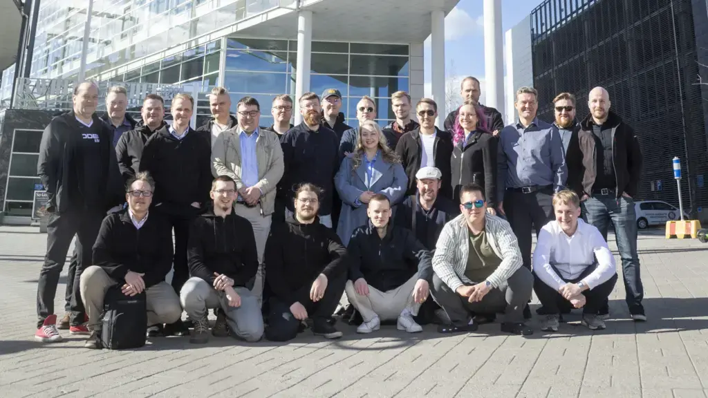 Nodeonlaiset Innova 1 toimistorakennuksen edessä Jyväskylässä