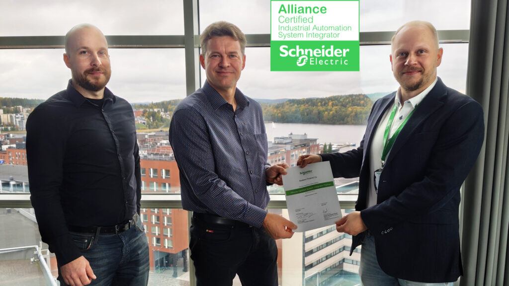Nodeonin Ilkka Tuunanen ja Schneider Electricin Petri Rantanen pitelevät Nodeonin saamaa järjestelmäintegraattorin sertifikaattia.
